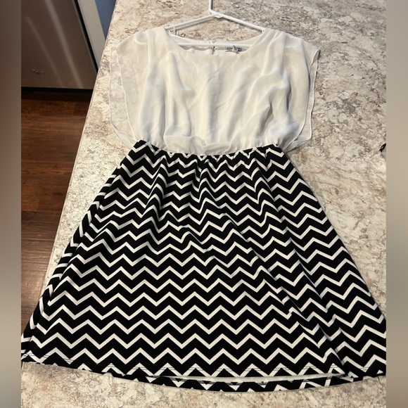 Speechless Black & White Chevron Dress Juniors Large - Picture 9 of 12